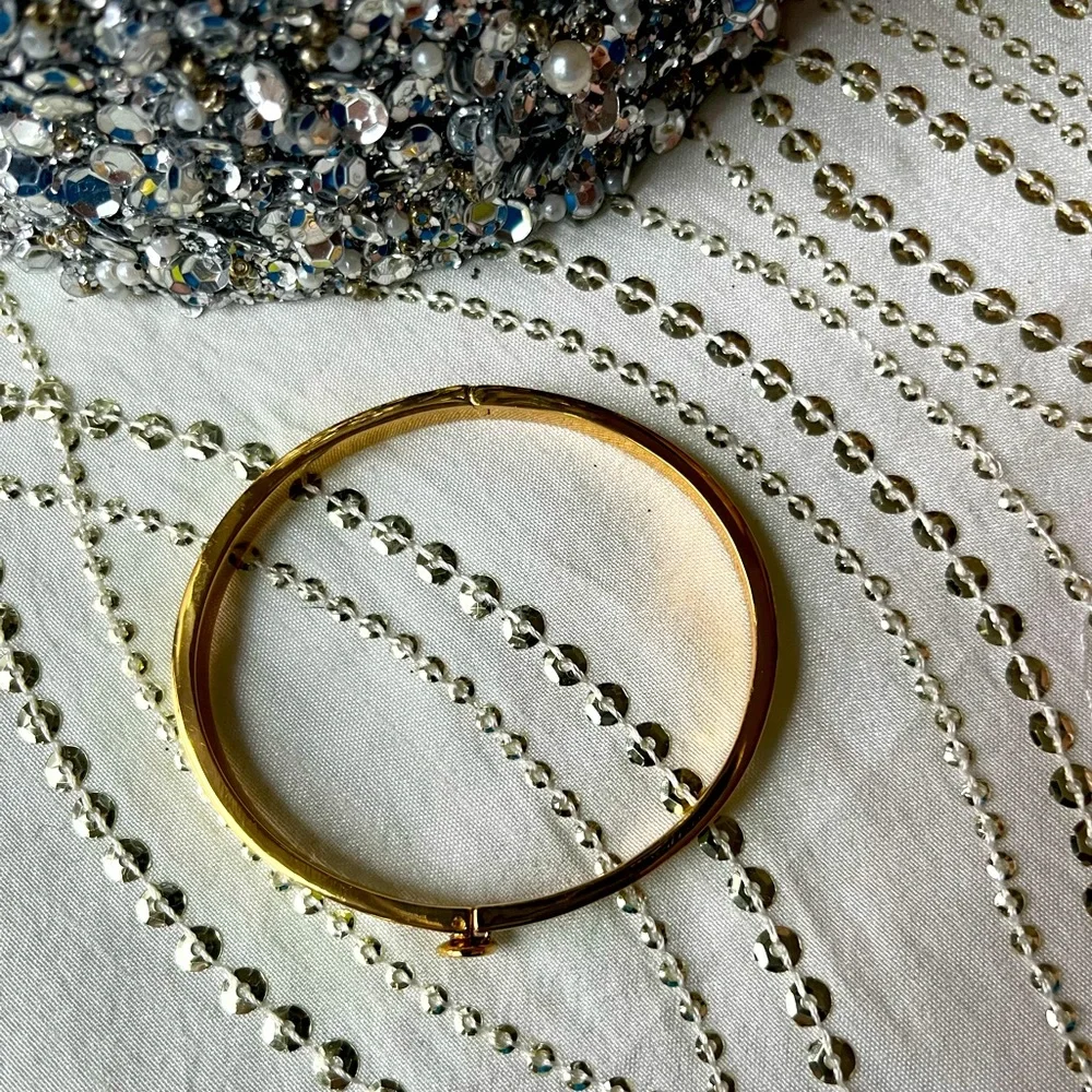KATE SPADE HERITAGE BANGLE HINGE BRACELET IN YELLOW-GREEN - Picture 2 of 4